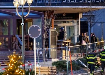 Festa në bodrumin e lokalit në Crans Montana, ku tragjikisht humbën jetën 40 persona, dëshmia e dy vajzave: Dera e daljes ishte shumë e vogël, thyen një dritare për të shpëtuar njerëzit.