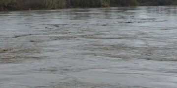 Fier/ Tokat bujqësore vazhdojnë të jenë të përmbytura, prurjet në lumenjtë Seman dhe Shkumbin po shfaqin një rritje të vazhdueshme.