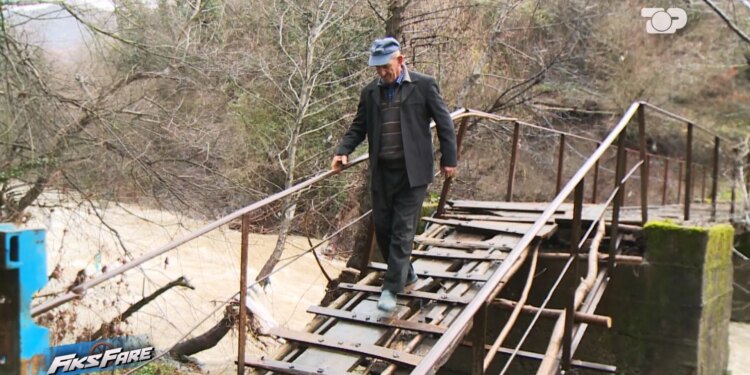 Fiks Fare: "Kalojmë mbi vdekje çdo ditë" - Ura e dëmtuar në Përlat të Epërm kërcënon fëmijët, të sëmurët dhe banorët e fshatit.