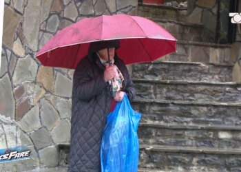 Fiks Fare: Mësuesit e fshatrave në Përmet, Tepelenë dhe Gjirokastër pa mjete transporti. Shpresat e tyre në rrugë, mes shiut, ftohtit dhe erës.