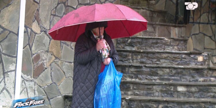 Fiks Fare: Mësuesit e fshatrave në Përmet, Tepelenë dhe Gjirokastër pa mjete transporti. Shpresat e tyre në rrugë, mes shiut, ftohtit dhe erës.