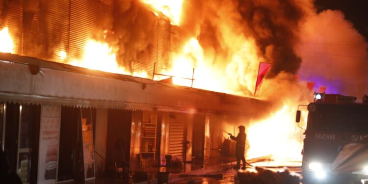 Flakët e zjarrit të madh në kryeqytet pranë ish-uzinës Dinamo, kontrollohen pas katër orësh përpjekje.