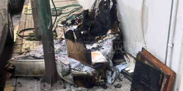 Flakët përfshijnë apartamentin, shkak telefoni; dy gra lëndohen.