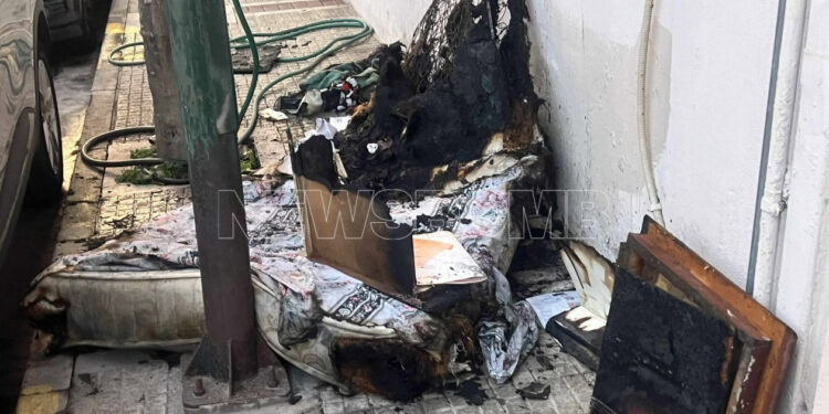 Flakët përfshijnë apartamentin, shkak telefoni; dy gra lëndohen.