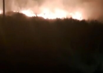 Flakët përhapen në kënetën e Orikumit për shkak të erës së fuqishme