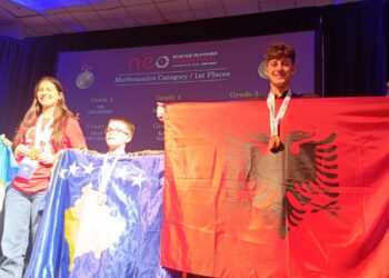 Flamuri shqiptar valon në Orlando, një të ri 15-vjeçar triumfon në Olimpiadën Ndërkombëtare të Matematikës.