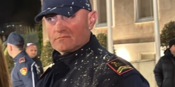 Foto/ Protesta e “Shqipëria Bëhet” para Kryeministrisë, një oficer policie goditet nga një qese mielli