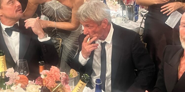 Foto/ Sean Penn evidentohët duke konsumuar duhan gjatë ceremonisë së ndarjes së çmimeve Golden Globes
