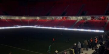 Foto/ Skandali në Superiore, ndërpritet energjia elektrike në "Arenën Kombëtare" gjatë ndeshjes Dinamo-Vllaznia