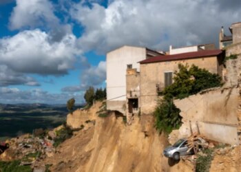 Fotografi/ Katastrofa natyrore në Siçili, rrëshqitjet masive të tokës shkatërrojnë qytetin italian, 1000 banorë detyrohen të lënë shtëpitë e tyre.
