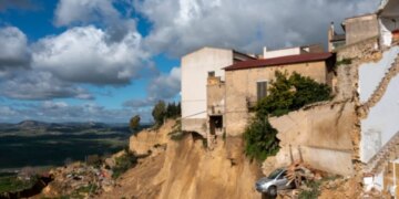 Fotografi/ Katastrofa natyrore në Siçili, rrëshqitjet masive të tokës shkatërrojnë qytetin italian, 1000 banorë detyrohen të lënë shtëpitë e tyre.
