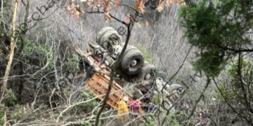 Fotolajm/ Një viktimë dhe dy të plagosur rëndë nga aksidenti, pamjet e kamionit të përmbysur në Gramsh