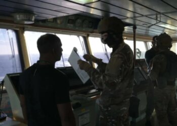 Franca ndalon një cisternë nafte ruse në Mesdhe, ndërsa Britania e Madhe ofron mbështetje për operacionin; Macron deklaron: Nuk do lejojmë asnjë të kalojë.