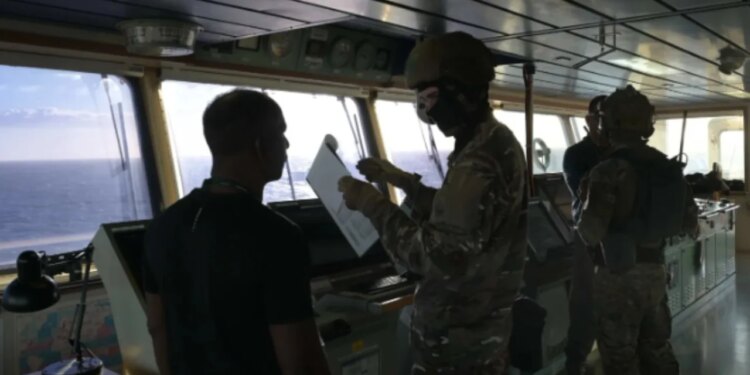 Franca ndalon një cisternë nafte ruse në Mesdhe, ndërsa Britania e Madhe ofron mbështetje për operacionin; Macron deklaron: Nuk do lejojmë asnjë të kalojë.