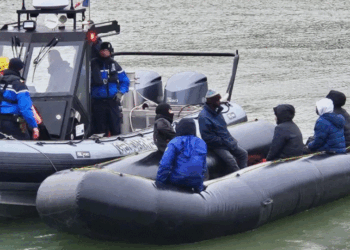 Franca realizon operacionin e saj të parë në ujë për ndalimin e varkave të emigrantëve që dirigjohen drejt Britanisë.