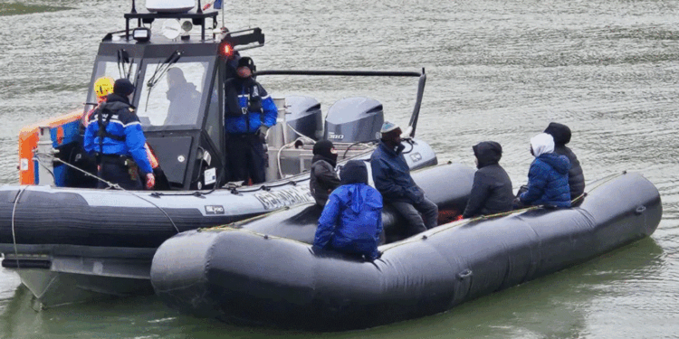 Franca realizon operacionin e saj të parë në ujë për ndalimin e varkave të emigrantëve që dirigjohen drejt Britanisë.