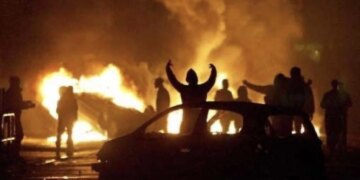 Francë/ Më shumë se 1,000 automjete të shkreta në natën e Ndërrimit të Vitit, mbi 500 persona të arrestuar.