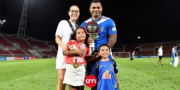 Futbollisti bardheblu ndihmon në varrimin e vajzës së tij, e cila humbi jetën në një aksident në Tiranë, në vendlindjen e tij.