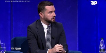 “Gjatë protestës, takova deputetë të PD-së në aeroport”/ Curri në ‘Top Story’: U përdor gaz i skaduar për të shmangur helmin dhe për të prolonguar qëndrimin e protestuesve.
