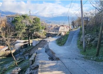 Gjirokastër, dëme shkaktuar nga kushtet e pafavorshme të motit/ Rrëshqitje toke në disa lagje të qytetit ka sjellë shqetësim të madh për banorët: Jemi të izoluar.
