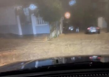 Gjirokastër përballet me reshje të mëdha shiu, përroi i Ficos del nga shtrati, qyteti humb energjinë elektrike.