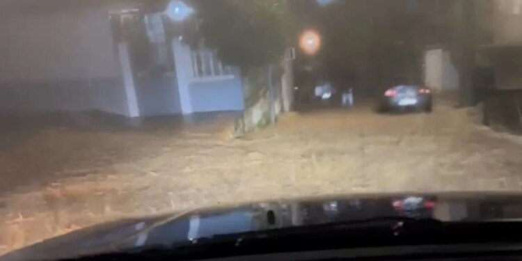 Gjirokastër përballet me reshje të mëdha shiu, përroi i Ficos del nga shtrati, qyteti humb energjinë elektrike.