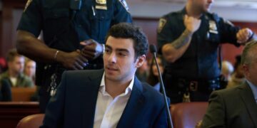 Gjykata hedh poshtë kërkesën e prokurorëve për dënimin me vdekje të Luigi Mangione, i akuzuar për vrasjen e CEO-s së një kompanie të madhe amerikane të sigurimeve shëndetësore.