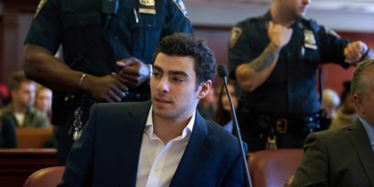 Gjykata hedh poshtë kërkesën e prokurorëve për dënimin me vdekje të Luigi Mangione, i akuzuar për vrasjen e CEO-s së një kompanie të madhe amerikane të sigurimeve shëndetësore.