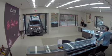 Grabitës në Kaliforni hyjnë në një dyqan bizhuterish me një SUV, duke grabitur sende me vlerë prej 1 milion dollarësh.