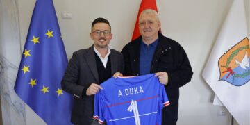 Gramsh, fillon rikonstruksioni i stadiumit, Duka vë në dukje avancimin e punimeve: Futbolli të luhet në çdo qytet.