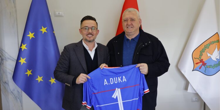 Gramsh, fillon rikonstruksioni i stadiumit, Duka vë në dukje avancimin e punimeve: Futbolli të luhet në çdo qytet.