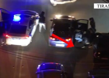 Grupi kriminal që trafikonte armë zjarri në Tiranë zbulohet, arrestohen tre persona, ndërsa një 28-vjeçar është shpallur në kërkim. Njëri nga të arrestuarit kishte të kaluar të dënuar për vrasje.