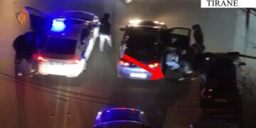 Grupi kriminal që trafikonte armë zjarri në Tiranë zbulohet, arrestohen tre persona, ndërsa një 28-vjeçar është shpallur në kërkim. Njëri nga të arrestuarit kishte të kaluar të dënuar për vrasje.