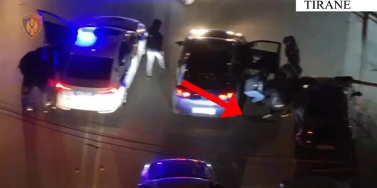 Grupi kriminal që trafikonte armë zjarri në Tiranë zbulohet, arrestohen tre persona, ndërsa një 28-vjeçar është shpallur në kërkim. Njëri nga të arrestuarit kishte të kaluar të dënuar për vrasje.