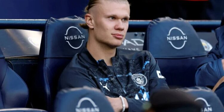 Guardiola vendos të mbajë Haaland në stol, duke shkaktuar spekulime për një mundshëm largim të norvegjezit.