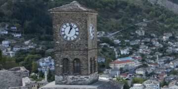 Historia e Sahatit të Gjirokastrës: Njeriu që mban në lëvizje akrepat e orës më të veçantë në Ballkan