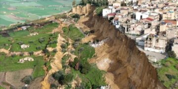 Humbje e madhe në qendër të qytetit/ 4 kilometra çarje, mbi një mijë njerëz evakuohen në Siçili