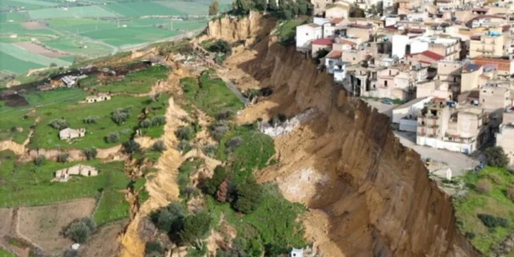 Humbje e madhe në qendër të qytetit/ 4 kilometra çarje, mbi një mijë njerëz evakuohen në Siçili