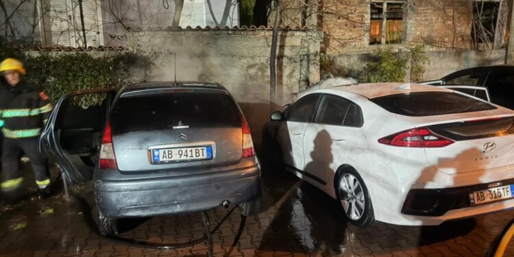 Incidentet në Elbasan gjatë ndërrimit të viteve: Dy automjete të shkrumbuar nga fishekzjarret, zjarri përfshin një kabinë elektrike në Librazhd.