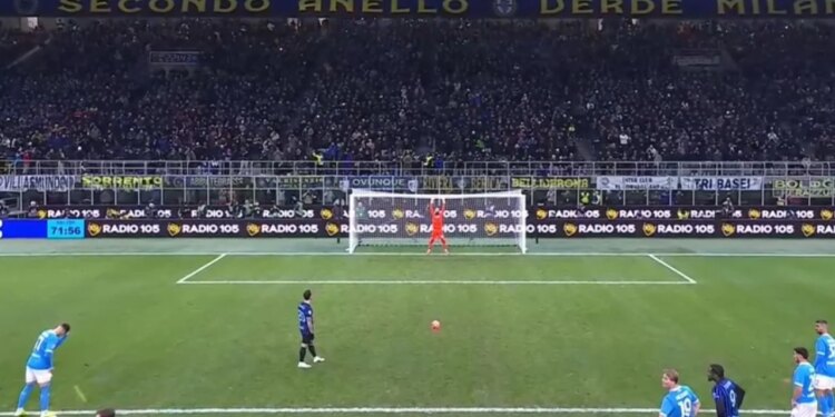Inter-Napoli live: Festa rikthehet në "San Siro", Calhanoglu shënon nga penalltia (Video)