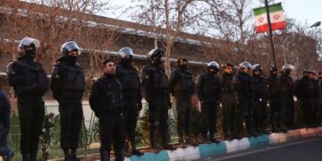 Irani angazhohet për të ndaluar vrasjet e protestuesve opozitarë, ndërsa Trump tërheq kërcënimet për sulm ndaj Teheranit.