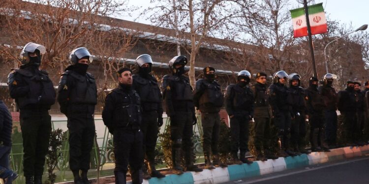 Irani angazhohet për të ndaluar vrasjet e protestuesve opozitarë, ndërsa Trump tërheq kërcënimet për sulm ndaj Teheranit.