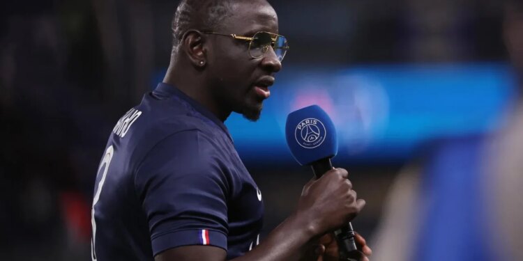 Ish-mbrojtësi i njohur francez ndahet përfundimisht nga futbolli si rezultat i një mesazhi emocional drejtuar tifozëve.