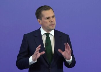 Ish-ministri me qëndrim kundër shqiptarëve, Robert Jenerick, largohet nga radhët e konservatorëve, me pritshmëri për t’u bashkuar me Nigel Farage.