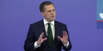 Ish-ministri me qëndrim kundër shqiptarëve, Robert Jenerick, largohet nga radhët e konservatorëve, me pritshmëri për t’u bashkuar me Nigel Farage.