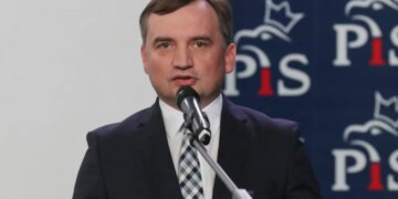 Ish-ministri polak i Drejtësisë, i akuzuar për abuzim me pushtetin, kërkon azil politik në Hungari.