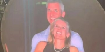 Ish-shefja e HR-së, Kristin Cabot, rrëfen se momenti 16-sekondësh nga Kisscam-i i Coldplay i ndryshoi jetën: Vajza u ndje e emocionuar dhe u izolua në një shtëpi në mal.