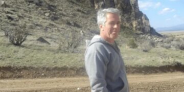 “Janë publikuar të gjitha dosjet e Epstein? Demokratët amerikanë ngrenë shqetësimin për rreth 2.5 milionë dokumente të mbajtura të fshehura.”