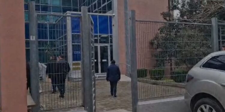 Jonaid Myzyri paraqitet në SPAK, akuzohet për shkelje të barazisë në tendera.