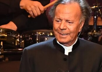 Julio Iglesias përballet me akuzat për sulm seksual nga dy ish-punonjëse, zbulohen prova dhe mesazhe: Na ftonte gjatë natës në dhomën e tij dhe…